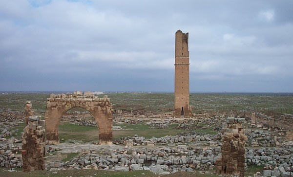 Bir masal şehri: Harran
Şanlıurfa'nın 45 km. güneydoğusundaki Harran, Mezopotamya ile Akdeniz'i birleştiren önemli bir durak noktası. 5 bin yıllık bir geçmişe sahip. İlk çağlardan beri önemli kültür merkezi.