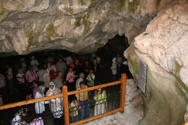 Ashab-i Kehf ziyareti: Tarsus
Kur'an-i Kerim'in Kehf Suresi'nde geçen "Yedi uyuyanlar mağarası" her yıl ziyaretçi akınına uğruyor. Birçok Kur'an meal ve tefsirinde, Ashab-i Kehf mağarasının Tarsus'ta olduğu belirtiliyor.